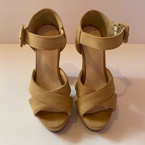 🔴🔴SOLD🔴🔴Nude high heels with black bottoms